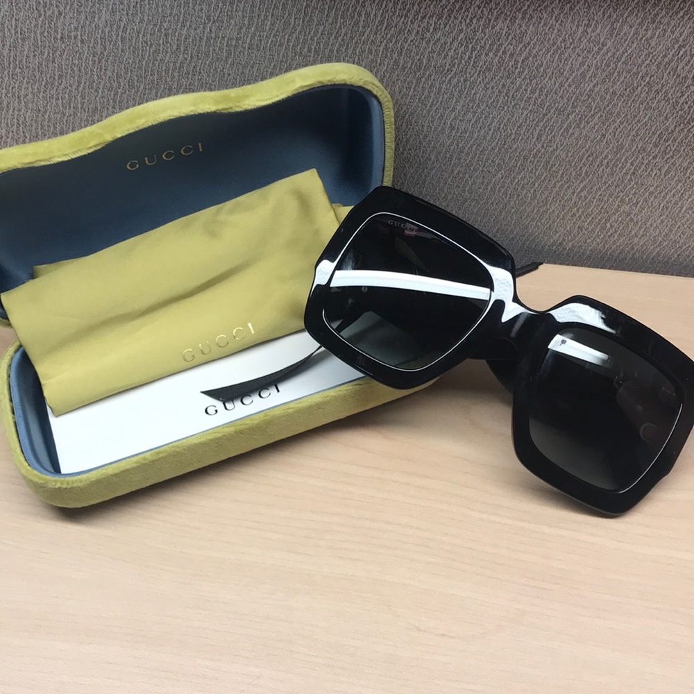 Oversized Gucci sunglasses w black glitter arms